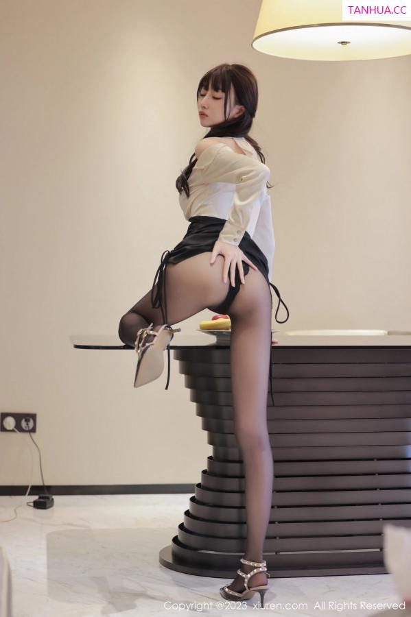 玥儿玥  [XiuRen]高清写真图 2023.06.16 No.6929 玥儿玥er 黑丝美腿第4张图片